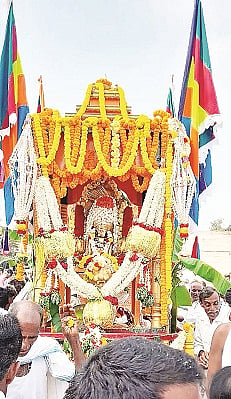 ಸಂಗಮ ಕ್ಷೇತ್ರದಲ್ಲಿ ಶ್ರೀ ಮಹದೇವ ತಾತ ಅವರ ರಥವನ್ನು ಮೆರವಣಿಗೆ ಮಾಡಲಾಯಿತು.