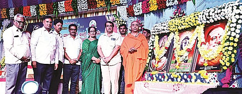 ಚಾಮನಹಳ್ಳಿಯ ಬಿಜಿಎಸ್ ಶಿಕ್ಷಣ ಸಂಸ್ಥೆಯಲ್ಲಿ ಆಯೋಜಿಸಿದ್ದ ಶಾಲಾ ವಾರ್ಷಿಕೋತ್ಸವದಲ್ಲಿ ಗಣ್ಯರು ಪಾಲ್ಗೊಂಡಿದ್ದರು. ಜೆ.ಸುನೀತಾ ವೀರಪ್ಪಗೌಡ, ಸೋಮೇಶ್ವರನಾಥ ಸ್ವಾಮೀಜಿ, ಡಾ.ಮಹೇಂದ್ರಸಿಂಗ್‌ಕಾಳಪ್ಪ, ಸುರೇಶ್, ವಿಜಯ್‌ಕುಮಾರ್, ಅಶ್ವತ್ಥ್,  ಉಮಾಶಂಕರ್, ವೈ.ಎಸ್.ರಾಮಸ್ವಾಮಿ, ಆನಂದ್ ಇದ್ದರು.