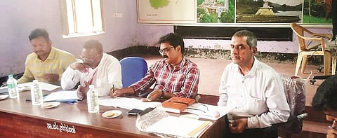 ಸರಗೂರಿನ ತಾಲೂಕು ಪಂಚಾಯಿತಿ ಸಭಾಂಗಣದಲ್ಲಿ ಆಯೋಜಿಸಿದ್ದ ಪ್ರಗತಿ ಪರಿಶೀಲನಾ ಸಭೆಯಲ್ಲಿ ಚಲುವರಾಜು, ಪ್ರೇಮಕುಮಾರ್, ಸದಶಿವಯ್ಯ ಇತರರು ಪಾಲ್ಗೊಂಡಿದ್ದರು.