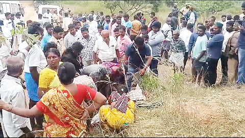 ಆನೆ ದಾಳಿ ನಡೆದಿರುವ ಜಾಗದಲ್ಲಿ ಸೇರಿರುವ ಜನ.