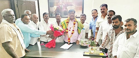 ಬೆಂಗಳೂರಿನ ಗೃಹ ಕಚೇರಿಯಲ್ಲಿ ಸಚಿವ ಡಾ.ಎಚ್.ಸಿ.ಮಹದೇವಪ್ಪ ಅವರನ್ನು  ಕೊಳತ್ತೂರು ಗ್ರಾಮದ ಮುಖಂಡರು ಭೇಟಿ ಮಾಡಿ ಮನವಿ ಸಲ್ಲಿಸಿದರು. ಕೆ.ಎನ್.ಕುಮಾರ, ಆರ್.ಸೋಮಣ್ಣ, ಕೆ.ಶಂಕರ, ವೀರಭದ್ರ, ರಾಜೇಂದ್ರ, ಮರಿಸ್ವಾಮಿ, ಗದ್ದೆಮೊಳೆ ಸಿದ್ದರಾಜು, ಮೇದನಿ ಕುಮಾರ್ ಇತರರು ಇದ್ದರು.