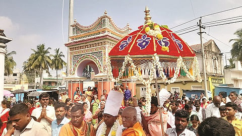 ಮೂಗೂರಿನ ಶ್ರೀ ತ್ರಿಪುರ ಸುಂದರಿ ಅಮ್ಮ ನವರ ಜಾತ್ರಾ ಮಹೋತ್ಸವದ ಅಂಗವಾಗಿ ರಾತ್ರಿ ಕಣಿಯರ ಸಮುದಾಯದವರ ವಿಶೇಷ ಪೂಜೆಯೊಂದಿಗೆ ಕಣಿಯರ ಮಂಟಪವು ವಿದ್ಯುತ್ ದೀಪಗಳಿಂದ ಕಂಗೊಳಿಸುತ್ತಿರುವುದು.