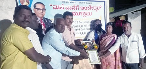 ಕಾನಹೊಸಹಳ್ಳಿ ಸಮೀಪದ ಹುಲಿಕೆರೆಯಲ್ಲಿ ಗ್ರಾಪಂ ಉಪಾಧ್ಯಕ್ಷ ದುರುಗಪ್ಪ ಮನೆಯಲ್ಲಿ ಏರ್ಪಡಿಸಿದ್ದ ಮನೆ ಮನೆಗೆ ಅಂಬೇಡ್ಕರ್ ಕಾರ್ಯಕ್ರಮದಲ್ಲಿ ದುರಗಪ್ಪ ಮತ್ತು ಮಾಲತಿ ದಂಪತಿಗೆ ಸಂವಿಧಾನ ಪೀಠಿಕೆ ನೀಡಲಾಯಿತು. ಪ್ರಾಚಾರ್ಯ ನಾಗಲಿಂಗಪ್ಪ, ಪ್ರಮುಖರಾದ ಎಳನೀರು ಗಂಗಣ್ಣ, ಡಾ.ಓಂಕಾರಪ್ಪ, ಶಿಕ್ಷಕ ಮಹಾಂತೇಶ್, ದುರುಗೇಶ ಇದ್ದರು.