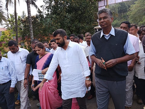 ಸೋಮವಾರಪೇಟೆ ಸಮೀಪದ ಐಗೂರು ಜಂಕ್ಷನ್‌ನಲ್ಲಿ 10 ಕೋಟಿ ರೂ., ವೆಚ್ಚದಲ್ಲಿ ನಿರ್ಮಾಣಗೊಳ್ಳುವ ಸೇತುವೆ ಸಂಬಂಧ ಲೋಕೋಪಯೋಗಿ ಸಚಿವ ಸತೀಶ್ ಜಾರಕಿಹೊಳಿ ಶಾಸಕ ಡಾ.ಮಂತರ್‌ಗೌಡ ಅವರಿಂದ ಮಾಹಿತಿ ಪಡೆದರು. ನಳಿನಿ ಇದ್ದರು.