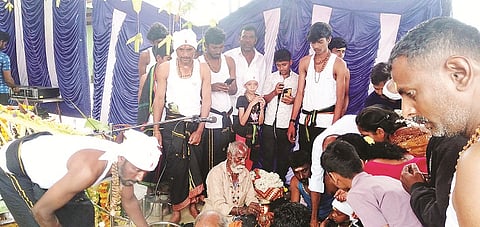 ಮುತ್ತಿನ ಮುಳಸೋಗೆ ಗ್ರಾಮದಲ್ಲಿ ಇರುಮುಡಿ ಕಟ್ಟಿಸಿಕೊಳ್ಳುತ್ತಿರುವ ಅಯ್ಯಪ್ಪಸ್ವಾಮಿ ಭಕ್ತರು.