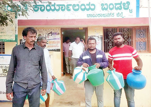 ಖಾಲಿ ಬಿಂದಿಗೆ ಹಿಡಿದು ಪ್ರತಿಭಟನೆ