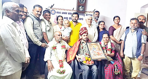 ಶರಣ ದಂಪತಿ ಜಗದೀಶ್ ಮತ್ತು ಶೈಲಾ ಹಾಗೂ ಉಪ್ಪಿನಂಗಡಿ ಸರ್ಕಾರಿ ಪ್ರಥಮ ದರ್ಜೆ ಕಾಲೇಜು ಸಹಾಯಕ ಪ್ರಾಧ್ಯಾಪಕ ಡಾ.ತೇಜಸ್ವಿ ಕುಮಾರ್ ಅವರನ್ನು ಸನ್ಮಾನಿಸಿ ಗೌರವಿಸಲಾಯಿತು. ಎಚ್.ವಿ. ಶಿವಪ್ಪ, ಕೆ.ಎಸ್. ಮೂರ್ತಿ, ಬಿ. ನಟರಾಜು, ದೀಪಾಕರುಣ್, ಹೇಮಲತಾ, ನಂದೀಶ್ ಮತ್ತಿತರರು ಇದ್ದರು.
