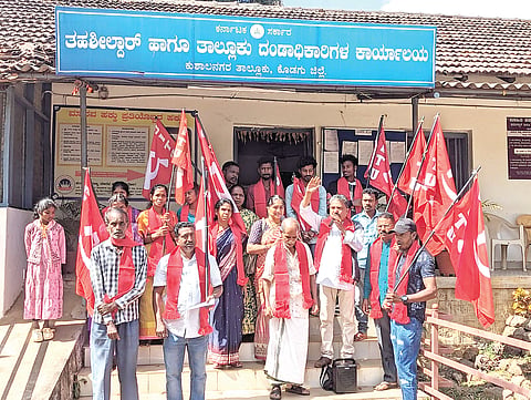 ಪಣಿಯರ ಪೊನ್ನು ಸಾವಿನ ಪ್ರಕರಣದಲ್ಲಿ ಮೃತನ ಕುಟುಂಬಕ್ಕೆ ನ್ಯಾಯ ಒದಗಿಸಿ ಕೊಡಬೇಕೆಂದು ಆಗ್ರಹಿಸಿ ಸಿಐಟಿಯು ವತಿಯಿಂದ ಪ್ರತಿಭಟನೆ ನಡೆಸಲಾಯಿತು. ಪಿ. ಆರ್. ಭರತ್, ಎಂ.ಬಿ. ಜಮುನಾ, ಟಿ.ಟಿ. ಉದಯಕುಮಾರ್, ಪುಷ್ಪ, ವೈ. ಸಿ. ಮುತ್ತ ಮತ್ತಿತರರು ಇದ್ದರು.