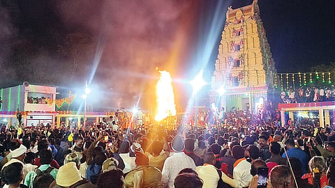 ಉತ್ತರ ದಿಕ್ಕಿಗೆ ವಾಲಿದ ಚಂದ್ರಮಂಡಲ ಜ್ಯೋತಿ