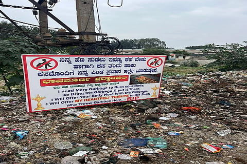 ಕಸ ಹಾಕಿರುವ ಜಾಗದಲ್ಲಿ ಶ್ರದ್ಧಾಂಜಲಿ ಕಟೌಟ್.