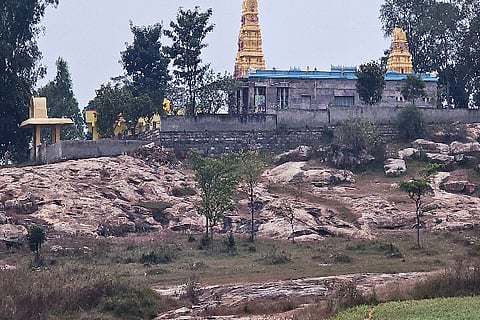 ದೇವಾಲಯದ ಪಕ್ಕದಲ್ಲಿ ಇರುವ ಕಲ್ಲು ಬಂಡೆಗಳ ನಡುವೆ ಇರುವ ನೀರು.