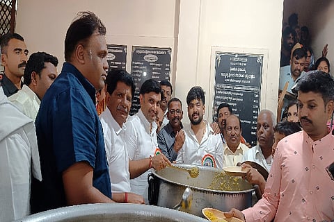 ಸಂಸದ ಡಾ.ಕೆ.ಸುಧಾಕರ್ ಊಟ ಬಡಿಸಿದರು.