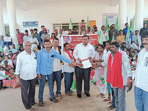 ಆದಿವಾಸಿ ಪಣಿ ಎರವರ ಪೊನ್ನಣ್ಣ ಕೊಲೆ ಪ್ರಕರಣ ಖಂಡಿಸಿ ಹಗೂ ಮೃತನ ಕುಟುಂಬಕ್ಕೆ 20 ಲಕ್ಷ ರೂ. ಪರಿಹಾರಕ್ಕೆ ಆಗ್ರಹಿಸಿ ಆದಿವಾಸಿ ಸಂಘರ್ಷ ಸಮಿತಿ ಮೋರ್ಚಾ ವತಿಯಿಂದ ವಿರಾಜಪೇಟೆ ತಹಸೀಲ್ದಾರ್‌ಗೆ ಮನವಿ ಸಲ್ಲಿಸಲಾಯಿತು. ಅಪ್ಪಣ್ಣ , ಕೆ.ಇ.ಮೋಹನ್, ಕ್ರಿಪ್ಟನ್ ರೋಜಾರಿಯೊ , ಗೌರಿ, ಬೊಳಕ ಅಪ್ಪಣ್ಣ, ಗಪ್ಪು ಇತರರಿದ್ದರು.