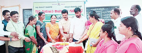 ಕೂಡ್ಲಿಗಿ ತಾಲೂಕಿನ ಗುಡೇಕೋಟೆ ಗ್ರಾಮದ ಕರ್ನಾಟಕ ಪಬ್ಲಿಕ್ ಶಾಲೆಯಲ್ಲಿ ಮಕ್ಕಳ ಗ್ರಾಮ ಸಭೆಯನ್ನು ಗುಡೇಕೋಟೆ ಪಿಎಸ್‌ಐ ಜಿ.ಸುಬ್ರಹ್ಮಣ್ಯಂ ಉದ್ಘಾಟಿಸಿದರು. ಗ್ರಾಪಂ ಅಧ್ಯಕ್ಷ ಕೆ.ಕೃಷ್ಣ, ಪಿಡಿಒ ಬಸಮ್ಮ, ಪ್ರಾಚಾರ್ಯ ಗಿರೀಶ್, ಉಪಪ್ರಾಚಾರ್ಯೆ ರುಕ್ಮಿಣಿ ಬಾಯಿ, ಆಶಾ ಕಾರ್ಯಕರ್ತೆ ಶೈಲಜಾ ಇತರರಿದ್ದರು.