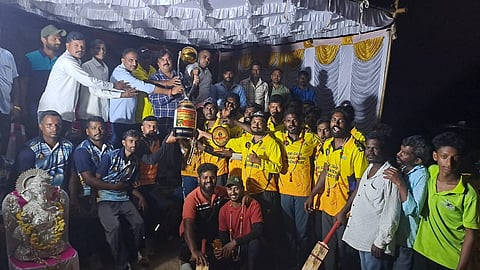 ಚಿಕ್ಕತ್ತೂರಿನ ಆನೆಕೆರೆ ಕ್ರೀಡಾ ಮೈದಾನದಲ್ಲಿ ಆಯೋಜಿಸಿದ್ದ ಕ್ರಿಕೆಟ್ ಪಂದ್ಯಾವಳಿ ವಿಜೇತರಿಗೆ ಕುಶಾಲನಗರ ತಾಲೂಕು ಗ್ಯಾರಂಟಿ ಯೋಜನೆಗಳ ಅನುಷ್ಠಾನ ಸಮಿತಿ ಅಧ್ಯಕ್ಷ ವಿ.ಪಿ.ಶಶಿಧರ್ ಬಹುಮಾನ ವಿತರಿಸಿದರು. ಅನಂತು, ನವೀನ್, ವಾಸು, ವಿಜಯ್, ರವಿ ಗುಮ್ಮನಕೊಲ್ಲಿ, ಜಿಬಿ ರತ್ನಾಕರ್, ಸಣ್ಣಸ್ವಾಮಿ, ಚೇತನ್ ಬೋಪಯ್ಯ, ಇಬ್ರಾಹಿಂ, ಮಧುಚಂದ್ರ ಇತರರಿದ್ದರು.