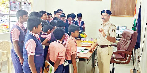 ವಿದ್ಯಾರ್ಥಿಗಳಿಗೆ ಪೊಲೀಸ್ ಕಾರ್ಯವೈಖರಿ ಅರಿವು