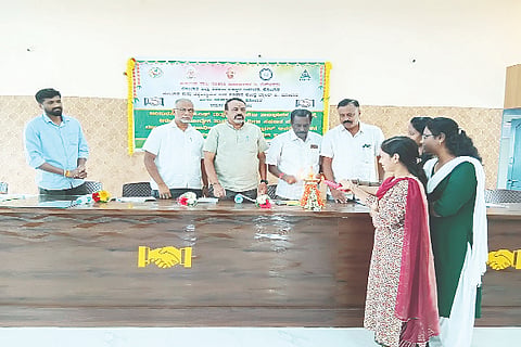 ಕೋಲಾರದ ಜಿಲ್ಲಾ ಸಹಕಾರ ಒಕ್ಕೂಟದ ಸಭಾಂಗಣದಲ್ಲಿ ವಿವಿಧೋದ್ದೇಶ ಪ್ರಾಥಮಿಕ ಗ್ರಾಮೀಣ ಸಹಕಾರ ಸಂಘಗಳ ಸಿಇಒ, ಕಂಪ್ಯೂಟರ್​ ಆಪರೇಟರ್​ಗಳಿಗೆ ಹಮ್ಮಿಕೊಂಡಿದ್ದ ವಿಶೇಷ ತರಬೇತಿ ಕಾರ್ಯಾಗಾರವನ್ನು ಒಕ್ಕೂಟದ ಅಧ್ಯಕ್ಷ ವೆಂಕಟೇಶಪ್ಪ ಉದ್ಘಾಟಿಸಿದರು. ಜಿಲ್ಲಾ ಸಹಕಾರ ಒಕ್ಕೂಟದ ಉಪಾಧ್ಯಕ್ಷ ಕಲ್ವಮಂಜಲಿ ಟಿ.ಕೆ.ಬೈರೇಗೌಡ, ಸಿಇಒ ಕೆ.ಎಂ.ಭಾರತಿ, ರವಿಕುಮಾರ್​, ಭಾರತಿ ಇದ್ದರು.