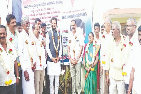 ನಂದಗುಡಿಯ ಹೋಬಳಿಯಲ್ಲಿ ಸಿಸಿ ರಸ್ತೆ ಕಾಮಗಾರಿಗೆ ಶಾಸಕ ಶರತ್ ಬಚ್ಚೇಗೌಡ ಭೂಮಿಪೂಜೆ ನೆರವೇರಿಸಿದರು. ಕೆಪಿಸಿಸಿ ಕಾರ್ಯದರ್ಶಿ ಬಿ. ಗೋಪಾಲ್, ರಾಜ್ಯ ಒಕ್ಕಲಿಗರ ಸಂಘದ ನಿರ್ದೇಶಕ ರಾಜಶೇಖರಗೌಡ, ಟಿಎಪಿಸಿಎಂಎಸ್ ಉಪಾಧ್ಯಕ್ಷ ರವೀಂದ್ರ, ಗ್ರಾಪಂ ಅಧ್ಯಕ್ಷರಾದ ಚಾಂದ್ ಸುಲ್ತಾನ್, ಮುನಿವೆಂಕಟಮ್ಮ ಬಚ್ಚಪ್ಪ, ಬಿ.ಎಂ. ಮುನಿರಾಜು ಇದ್ದರು.