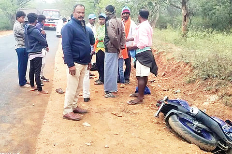 ಮ.ಬೆಟ್ಟಕ್ಕೆ ಕಾಲ್ನಡಿಗೆಯಲ್ಲಿ ತೆರಳುತ್ತಿದ್ದ ಭಕ್ತನಿಗೆ ಬೈಕ್ ಡಿಕ್ಕಿ