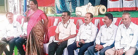 ಕಂಪ್ಲಿ ತಾಲೂಕಿನ ದೇವಸಮುದ್ರ ಗ್ರಾಮದ ಸರ್ಕಾರಿ ಪ್ರೌಢಶಾಲೆಯಲ್ಲಿ ಹಮ್ಮಿಕೊಂಡಿದ್ದ ಗುರುವಂದನೆ ಕಾರ್ಯಕ್ರಮದಲ್ಲಿ ಮುಖ್ಯಶಿಕ್ಷಕಿ ಎಚ್.ಶಕುಂತಲಾ ಮಾತನಾಡಿದರು. ಪ್ರಮುಖರಾದ ಹನುಮಂತಪ್ಪ, ಸಣ್ಣ ಲಿಂಗಪ್ಪ, ಹೊನ್ನೂರಸ್ವಾಮಿ, ಬಿ.ವೀರಣ್ಣ, ಈಶ್ವರ ನಾಯಕ ಇತರರಿದ್ದರು.