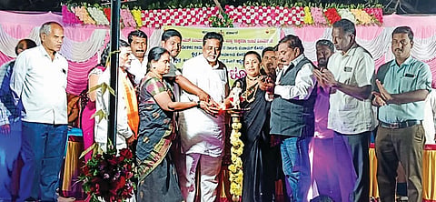 ಹೊಸಪೇಟೆ ತಾಲೂಕಿನ ಕಡ್ಡಿರಾಂಪುರದ ಸಹಿಪ್ರ ಶಾಲೆಯಲ್ಲಿ ಹಮ್ಮಿಕೊಂಡಿದ್ದ ವಾರ್ಷಿಕೋತ್ಸವ ಕಾರ್ಯಕ್ರಮವನ್ನು ಹುಡಾ ಅಧ್ಯಕ್ಷ ಎಚ್.ಎನ್.ಮೊಹಮ್ಮದ್ ಇಮಾಮ್ ನಿಯಾಜಿ ಉದ್ಘಾಟಿಸಿದರು. ಗ್ರಾಪಂ ಅಧ್ಯಕ್ಷೆ ರಜನಿ, ಪಿಡಿಒ ಗಂಗಾಧರ, ಬಿಇಒ ಕಚೇರಿಯ ಸ್ಥಾನಿಕಾಧಿಕಾರಿ ಶಿವರಾಮ್ ಇತರರಿದ್ದರು.