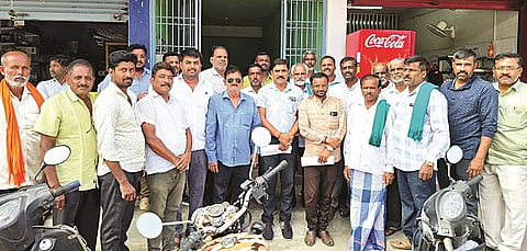 ಪಿಕಾರ್ಡ್ ಬ್ಯಾಂಕ್‌ನ ನಿರ್ದೇಶಕರ ಸ್ಥಾನಕ್ಕೆ ಬಿಜೆಪಿ ಬೆಂಬಲಿತ ಅಭ್ಯರ್ಥಿಗಳಾಗಿ ಎಸ್.ಟಿ.ಕೇಶವಮೂರ್ತಿ, ನೆಲಮನೆ ಶಂಕರೇಗೌಡ, ಬಲ್ಲೇನಹಳ್ಳಿ ಸಂತೋಷ್ ನಾಮಪತ್ರ ಸಲ್ಲಿಸಿದರು.