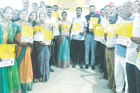 ನೆಲಮಂಗಲ ತಾಲೂಕು ಕಚೇರಿಯಲ್ಲಿ ತಾಲೂಕು ಆಡಳಿತದಿಂದ ಆಯೋಜಿಸಿದ್ದ ಅಭಿಲೇಖಾಲಯ ಶಾಖೆ ಉದ್ಘಾಟನೆ ಹಾಗೂ ಭೂ ಸುರಕ್ಷಾ ಮತ್ತು ಭೂ ದಾಖಲೆಗಳ ಡಿಜಿಟಲೀಕರಣ ಕಾರ್ಯಕ್ರಮಕ್ಕೆ ಶಾಸಕ ಎನ್.ಶ್ರೀನಿವಾಸ್ ಚಾಲನೆ ನೀಡಿದರು. ತಹಸೀಲ್ದಾರ್ ಅಮೃತ್‌ಆತ್ರೇಶ್,ಎನ್‌ಪಿಎ ಅಧ್ಯಕ್ಷ ನಾರಾಯಣಗೌಡ, ಮಾಜಿ ಅಧ್ಯಕ್ಷ ಹೇಮಂತ್‌ಕುಮಾರ್, ನಗರಸಭೆ ಸದಸ್ಯ ಎನ್.ಗಣೇಶ್, ಸಿ.ಪ್ರದೀಪ್, ಪುರುಷೋತ್ತಮ್ ಸೇರಿ ಮತ್ತಿತರರು ಇದ್ದರು.
