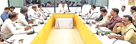 ಮಲೆಮಹದೇಶ್ವರ ಬೆಟ್ಟದ ನಾಗಮಲೆ ಭವನದಲ್ಲಿ ಶಾಸಕ ಎಂ.ಆರ್ ಮಂಜುನಾಥ್ ಅಧ್ಯಕ್ಷತೆಯಲ್ಲಿ ತಾಲೂಕು ಮಟ್ಟದ ಅಧಿಕಾರಿಗಳ ಸಭೆ ಆಯೋಜಿಸಲಾಗಿತ್ತು. ಗುರುಪ್ರಸಾದ್, ಗುರುಲಿಂಗಯ್ಯ, ಚಿನ್ನಣ್ಣ, ಮಹಾದೇವ, ಚಂದ್ರಶೇಖರ್, ರಾಜೇಶ್, ನಂಜಮಣಿ ಇತರರು ಇದ್ದರು. 