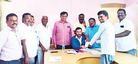 ತಿ.ನರಸೀಪುರ ಪಟ್ಟಣದ ಪಿಎಲ್‌ಡಿ ಬ್ಯಾಂಕ್ ಸಭಾಂಗಣದಲ್ಲಿ ಬ್ಯಾಂಕ್ ಚುನಾವಣೆಗೆ ಸ್ಪರ್ಧೆ ಬಯಸಿ ಸೋಮವಾರ ಮಾದಾಪುರ(ಎಸ್‌ಟಿ) ಕ್ಷೇತ್ರದಿಂದ ಹೆಮ್ಮಿಗೆ ಸೋಮಣ್ಣ ಸಹಾಯಕ ಚುನಾವಣಾಧಿಕಾರಿ ವಿಮಲ್ ಕುಮಾರ್‌ಗೆ ನಾಮಪತ್ರ ಸಲ್ಲಿಸಿದರು. ಎಚ್.ವಿ.ಶೇಷಾದ್ರಿ, ಕುಕ್ಕೂರು ಗಣೇಶ್, ಬಿ.ಎಂ.ಲಿಂಗರಾಜು, ಮಲ್ಲೇಶ್, ಶಿವಮೂರ್ತಿ, ಅಕ್ಕೂರು ಗುರುಮೂರ್ತಿ, ಮಹೇಶ್ ಇತರರು ಇದ್ದರು.