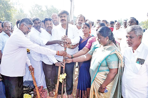 ಅನೈರ್ಮಲ್ಯ ತೊಡೆಯಲು ರಸ್ತೆ, ಚರಂಡಿ ಅಭಿವೃದ್ಧಿ