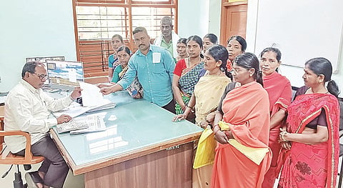  ಸ್ಮಶಾನಕ್ಕೆ ಜಾಗ ನೀಡಬೇಕೆಂದು ಆಗ್ರಹಿಸಿ ಕೆಸ್ತೂರು ಗ್ರಾಮಸ್ಥರು ತಹಸೀಲ್ದಾರ್ ಜಯಪ್ರಕಾಶ್ ಅವರಿಗೆ ಮನವಿ ಸಲ್ಲಿಸಿದರು. 