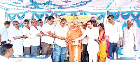 ಪಿರಿಯಾಪಟ್ಟಣದ ಶ್ರೀ ಆದಿಚುಂಚನಗಿರಿ ಶಿಕ್ಷಣ ಸಂಸ್ಥೆಯ ಪ್ರಥಮ ದರ್ಜೆ ಕಾಲೇಜಿನ ಎನ್‌ಎಸ್‌ಸ್ ಘಟಕದ ವತಿಯಿಂದ ತಾಲೂಕಿನ ಹೆಮ್ಮಿಗೆ ಗ್ರಾಮದಲ್ಲಿ ಹಮ್ಮಿಕೊಂಡಿರುವ ಎನ್‌ಎಸ್‌ಎಸ್ ಶಿಬಿರವನ್ನು ಶ್ರೀ ಸೋಮೇಶ್ವರನಾಥ ಸ್ವಾಮೀಜಿ ಉದ್ಘಾಟಿಸಿದರು. ಗ್ರಾಪಂ ಅಧ್ಯಕ್ಷೆ ರೂಪಾ, ನಿತಿನ್ ವೆಂಕಟೇಶ್, ಪಿ.ಪ್ರಶಾಂತ್ ಗೌಡ, ಬಿ.ಎಸ್.ರಾಮಚಂದ್ರ, ಸುಧಾಕರ್, ಪ್ರವೀಣ್, ಮಹದೇವ್ ಇತರರು ಇದ್ದರು.