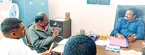 ಕುರ್ಚಿಗೆ ಇಬ್ಬರು ಅಧಿಕಾರಿಗಳ ಜಟಾಪಟಿ