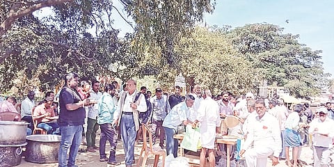 ಗುಂಡ್ಲುಪೇಟೆ ಪಟ್ಟಣದ ಬಸವೇಶ್ವರ ವೃತ್ತದಲ್ಲಿ ಭಕ್ತರಿಗೆ ಪ್ರಸಾದ ವಿನಿಯೋಗ ಮಾಡಲಾಯಿತು.