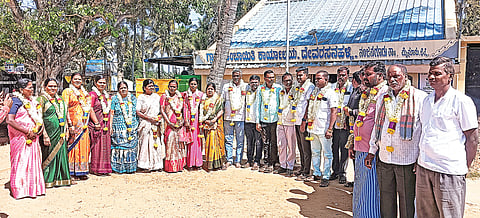 ನಂಜನಗೂಡು ತಾಲೂಕಿನ ದೇವರಸನಹಳ್ಳಿ ಗ್ರಾಪಂ ಉಪಾಧ್ಯಕ್ಷರಾಗಿ ನಂಜಪ್ಪ ವಿರೋಧವಾಗಿ ಆಯ್ಕೆಯಾದರು. ಸೌಭಾಗ್ಯ ನಂಜುಂಡಸ್ವಾಮಿ, ರಘು, ಸುರೇಶ್, ಮಂಜು, ನಾರಾಯಣ, ಶಿವಣ್ಣ, ರಾಜೇಶ್ ಇತರರು ಇದ್ದರು.