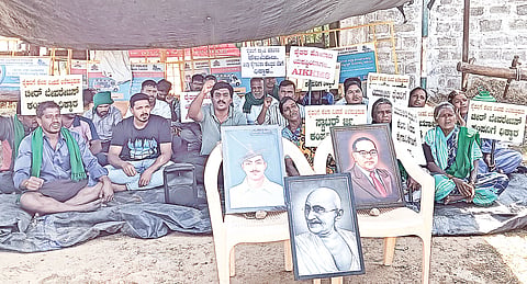 ನಂಜನಗೂಡು ತಾಲೂಕು ವರುಣ ವಿಧಾನಸಭಾ ಕ್ಷೇತ್ರದ ಅಡಕನಹಳ್ಳಿ ಕೈಗಾರಿಕಾ ಪ್ರದೇಶದಲ್ಲಿರುವ ಕಾರ್ಖಾನೆಗಳಿಗೆ ನೀರು ಸರಬರಾಜು ಮಾಡುವ ಕೇಂದ್ರದ ಬಳಿ ಕೆಂಪಿಸಿದ್ದನ ಹುಂಡಿ ರೈತರು ಮಂಗಳವಾರ ಅನಿರ್ದಿಷ್ಟಾವಧಿ ಧರಣಿ ಆರಂಭಿಸಿದರು. ಬಸವರಾಜ್,ಉಮೇಶ್, ರವಿ, ರಮೇಶ್, ಭರತ್, ಲಕ್ಷ್ಮಿ, ಚಿಕ್ಕತಾಯಮ್ಮ, ಹೂವಮ್ಮ, ಜಯಲಕ್ಷ್ಮಿ, ಚಿಕ್ಕ ಮಸನಮ್ಮ, ನಾಗರತ್ನ, ಮಂಗಳ ಸೇರಿದಂತೆ ಮತ್ತಿತರರು ಇದ್ದರು.