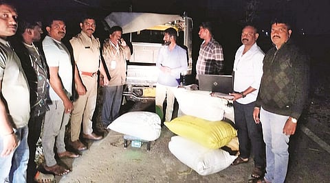  ಮಾಂಬಳ್ಳಿ ಗ್ರಾಮದ ಕಿನಕಹಳ್ಳಿ ಕ್ರಾಸ್ ಬಳಿಮಾಂಬಳ್ಳಿ ಪೊಲೀಸರು ಅಕ್ರಮ ಪಡಿತರ ಅಕ್ಕಿಯನ್ನು ವಶಕ್ಕೆ ಪಡೆದಿರುವುದು. 