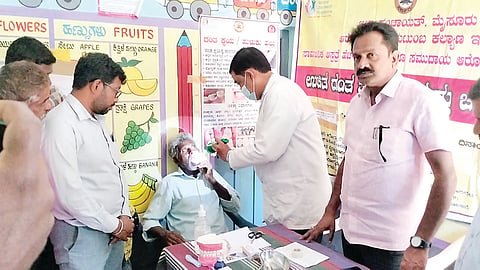 ಸರಗೂರು ತಾಲೂಕಿನ ನೇಮ್ಮನಹಳ್ಳಿ ಗ್ರಾಮದಲ್ಲಿ ಉಚಿತ ದಂತ ತಪಾಸಣೆ ಮತ್ತು ಚಿಕಿತ್ಸೆ ಶಿಬಿರದಲ್ಲಿ ಡಾ. ರವಿಕುಮಾರ್ ದಂತ ತಪಾಸಣೆ ನಡೆಸಿದರು. ಸಮೀವುಲ್ಲಾ ಷರೀಫ್, ಚಂದ್ರಶೇಖರ್ ಇದ್ದರು