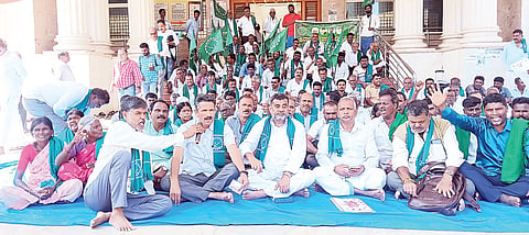 ನಂಜನಗೂಡು ತಾಲೂಕು ಕಚೇರಿ ಮುಂಭಾಗ ರಾಜ್ಯ ರೈತ ಸಂಘದ ಕಾರ್ಯಕರ್ತರು ವಿವಿಧ ಬೇಡಿಕೆ ಈಡೇರಿಕೆಗೆ ಒತ್ತಾಯಿಸಿ ಪ್ರತಿಭಟನೆ ನಡೆಸಿದರು. ಬಡಗಲಪುರ ನಾಗೇಂದ್ರ, ಶಿರಮಳ್ಳಿ ಸಿದ್ದಪ್ಪ, ಹೊಸಕೋಟೆ ಬಸವರಾಜು, ಹೆಜ್ಜಿಗೆ ಪ್ರಕಾಶ್, ಮಹೇಶ್, ಹೊಸೂರು ಕುಮಾರ್, ಅಂಕಪ್ಪ ಸೇರಿದಂತೆ ಇತರರು ಇದ್ದರು.