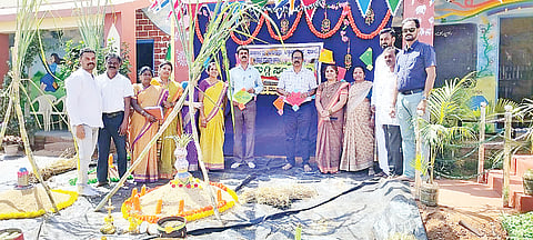 ನಂಜನಗೂಡು ತಾಲೂಕು ಹುಸ್ಕೂರು ಗ್ರಾಮದ ಪ್ರಾಥಮಿಕ ಶಾಲೆಯಲ್ಲಿ ಸುಗ್ಗಿ ಸಂಭ್ರಮ ಮತ್ತು ನಮ್ಮೂರ ಸಂತೆ ಕಾರ್ಯಕ್ರಮ ಆಯೋಜಿಸಲಾಗಿತ್ತು. ಮಹೇಶ್, ಸುರೇಂದ್ರ, ಲಕ್ಷ್ಮೀ, ಸೋಮಶೇಖರ್, ಬಿ.ಎನ್ ಶಾರದಾ, ಸಹ ಶಿಕ್ಷಕರಾದ ಸುಧಾ, ಜಸೀಲಾ, ಮನುಜ, ಮಹದೇವಸ್ವಾಮಿ ಇತರರಿದ್ದರು.