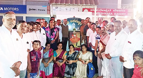 ನಂಜನಗೂಡಿನ ವಿಶ್ವ ಗುರು ಬಸವೇಶ್ವರ ವೃತ್ತದಲ್ಲಿ ಶ್ರೀ ಶಿವಕುಮಾರ ಸ್ವಾಮೀಜಿ ಪುಣ್ಯ ಸ್ಮರಣೋತ್ಸವ ಕಾರ್ಯಕ್ರಮ ಆಯೋಜಿಸಲಾಗಿತ್ತು. ಶ್ರೀ ಸಿದ್ದಮಲ್ಲಿಕಾರ್ಜುನ ಸ್ವಾಮಿ, ಕಲ್ಮಳ್ಳಿ ನಟರಾಜು, ಮೀನಾಕ್ಷಿ ಬಸವಣ್ಣ, ಸುಮಾ ಇತರರಿದ್ದರು.