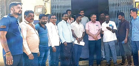 ಕಂಪ್ಲಿ ತಹಸೀಲ್ದಾರ್ ಎಸ್.ಶಿವರಾಜಗೆ ವಿವಿಧ ಸಂಘಟನೆ ಪ್ರಮುಖರು ಮನವಿ ಸಲ್ಲಿಸಿದರು. ಪ್ರಮುಖರಾದ ಕಂಬತ್ ರಮೇಶ್, ಬಾಗಲಿ ಮಂಜುನಾಥ, ಡಿ.ಗೋಪಾಲಕೃಷ್ಣ, ಕಟ್ಟೆ ವಿಶ್ವನಾಥ, ಅದ್ದಪ್ಪ ತಿಮ್ಮಪ್ಪ ಇತರರಿದ್ದರು.
