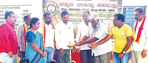 ಕಂಪ್ಲಿ ವಾಸವಿ ವಿದ್ಯಾಸಂಸ್ಥೆಯಲ್ಲಿ ಕಸಪಾ ವತಿಯಿಂದ ಹಮ್ಮಿಕೊಂಡಿದ್ದ ದತ್ತಿ ಕಾರ್ಯಕ್ರಮವನ್ನು ಸಂಸ್ಥೆ ನಿರ್ದೇಶಕ ರಾಮಲಿಂಗಯ್ಯ ಉದ್ಘಾಟಿಸಿದರು. ಕಸಾಪ ತಾಲೂಕು ಅಧ್ಯಕ್ಷ ಷಣ್ಮುಕಪ್ಪ ಚಿತ್ರಗಾರ್, ಮುಖ್ಯಶಿಕ್ಷಕ ರಾಜು ಬಿಲಂಕರ್, ಶಿಕ್ಷಕಿ ಬಿ.ಗಾಯತ್ರಿ, ಪ್ರಮುಖರಾದ ತಿಪ್ಪಯ್ಯ ಶ್ರೇಷ್ಠಿ, ನಾಗೇಶ್ವರ ರಾವ್ ಇತರರಿದ್ದರು.