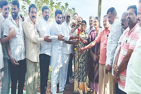 ಚಿಕ್ಕತುಮಕೂರು ಗ್ರಾಮದಲ್ಲಿ ಡಾ.ಬಿ.ಆರ್.ಅಂಬೇಡ್ಕರ್ ಭವನ ನಿರ್ಮಾಣಕ್ಕೆ ಶಾಸಕ ಧೀರಜ್ ಮುನಿರಾಜು ಭೂಮಿ ಪೂಜೆ ನೆರವೇರಿಸಿದರು. ಬಮುಲ್ ನಿರ್ದೇಶಕ ಬಿಸಿ ಆನಂದ್ ಕುಮಾರ್, ಮುಖಂಡ ತಿ.ರಂಗರಾಜು, ಮಜರಾಹೊಸಹಳ್ಳಿ ಗ್ರಾಪಂ ಅಧ್ಯಕ್ಷೆ ಲೀಲಮ್ಮ ಪಿಳ್ಳೇಗೌಡ, ಉಪಾಧ್ಯಕ್ಷ ಮಾರಪ್ಪ, ಆದಿತ್ಯನಾಗೇಶ, ಬಿಟಿ ಶ್ರೀನಿವಾಸಮೂರ್ತಿ, ವಿಜಯ್ ಕುಮಾರ್ ಇದ್ದರು.
