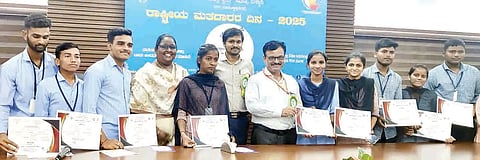 ವಿವಿಧ ಸ್ಪರ್ಧೆಗಳಲ್ಲಿ ವಿಜೇತರಾದ ಕಂಪ್ಲಿಯ ಸರ್ಕಾರಿ ಪ್ರಥಮ ದರ್ಜೆ ಕಾಲೇಜು ವಿದ್ಯಾರ್ಥಿಗಳಿಗೆ ಬಳ್ಳಾರಿಯಲ್ಲಿ ಪ್ರಶಸ್ತಿಪತ್ರ ವಿತರಿಸಲಾಯಿತು. ಎಸಿ ಟಿ.ಪ್ರಮೋದ, ಚುನಾವಣಾ ಸಾಕ್ಷರತಾ ಸಂಚಾಲಕಿ ಟಿ.ಎಂ.ಆರ್.ರಾಜ್ಮಾ, ಉಪನ್ಯಾಸಕರಾದ ಭವಾನಿ, ಆನಂದ್ ಇತರರಿದ್ದರು.