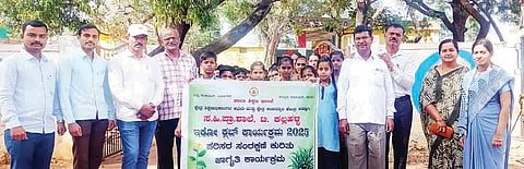 ಕಾನಹೊಸಹಳ್ಳಿ ಸಮೀಪದ ಟಿ.ಕಲ್ಲಹಳ್ಳಿ ಸಹಿಪ್ರಾ ಶಾಲೆಯಲ್ಲಿ ಇಕೋ ಕ್ಲಬ್ ಕಾರ್ಯಕ್ರಮ ನಡೆಯಿತು. ಮುಖ್ಯಶಿಕ್ಷಕ ತಿಪ್ಪೇಸ್ವಾಮಿ, ಗುರುಮೂರ್ತಿ, ಸುಜಯ್, ವಿಜಯಲಕ್ಷ್ಮೀ, ಚಂದ್ರಶೇಖರ ಇತರರಿದ್ದರು.