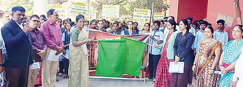 ಕೂಡ್ಲಿಗಿ ನ್ಯಾಯಾಲಯ ಆವರಣದಲ್ಲಿ ತಾಲೂಕು ಆಡಳಿತದಿಂದ ಹಮ್ಮಿಕೊಂಡಿದ್ದ ರಾಷ್ಟ್ರೀಯ ಮತದಾರರ ದಿನಾಚರಣೆ ಜಾಥಾಕ್ಕೆ ನ್ಯಾಯಾಧೀಶೆ ಸಿ.ಮಹಾಲಕ್ಷ್ಮೀ ಚಾಲನೆ ನೀಡಿದರು. ಸಹಾಯಕ ಸರ್ಕಾರಿ ಅಭಿಯೋಜಕಿ ವೈ.ಶಿಲ್ಪಾ, ತಹಸೀಲ್ದಾರ್ ಎಂ.ರೇಣುಕಾ, ತಾಪಂ ಇಒ ಕೆ.ನರಸಪ್ಪ, ಸರ್ಕಾರಿ ನೌಕರರ ಸಂಘದ ತಾಲೂಕು ಅಧ್ಯಕ್ಷ ಎಸ್.ವೆಂಕಟೇಶ, ಶಿರಸ್ತೆದಾರ ಮಹಮ್ಮದ್ ಗೌಸ್, ಬಿಇಒ ಪದ್ಮನಾಭ ಕರಣಂ, ವಕೀಲ ಸಿ.ವಿರೂಪಾಕ್ಷಪ್ಪ, ಉಪ ನೋಂದಣಿ ಅಧಿಕಾರಿ ವೈಶಾಲಿ, ಸಪಪೂ ಕಾಲೇಜು ಪ್ರಾಚಾರ್ಯೆ ಟಿ.ಕೊತ್ಲಮ್ಮ ಇತರರಿದ್ದರು.