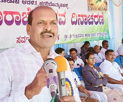 ಹಗರಿಬೊಮ್ಮನಹಳ್ಳಿ ಪಟ್ಟಣದಲ್ಲಿ ಹಮ್ಮಿಕೊಂಡಿದ್ದ 76ನೇ ಗಣರಾಜ್ಯೋತ್ಸವ ಕಾರ್ಯಕ್ರಮದಲ್ಲಿ ಶಾಸಕ ಕೆ.ನೇಮಿರಾಜ್‌ನಾಯ್ಕ ಮಾತನಾಡಿದರು. ಪುರಸಭೆ ಅಧ್ಯಕ್ಷ ಮರಿರಾಮಪ್ಪ, ತಹಸೀಲ್ದಾರ್ ಆರ್.ಕವಿತಾ, ತಾಪಂ ಇಒ ಡಾ.ಪರಮೇಶ್ವರಪ್ಪ ಇದ್ದರು.