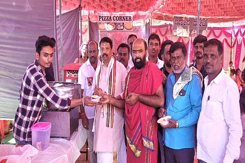 ಬೆಂಗಳೂರು ಉತ್ತರ ತಾಲೂಕಿನ ವಡ್ಡರಹಳ್ಳಿಯ ದಕ್ಷಿಣ ಶಿರಡಿ ಶ್ರೀಸಾಯಿ ಮಂದಿರ ಮತ್ತು ದತ್ತ ಪೀಠದಲ್ಲಿ ಹಮ್ಮಿಕೊಂಡಿದ್ದ ಕಡಲೆಕಾಯಿ ಪರಿಷೆ ಹಾಗೂ ಆಹಾರ ಮೇಳಕ್ಕೆ ದತ್ತಪೀಠದ ಧರ್ಮದರ್ಶಿ ರಘುನಂದನ್ ಚಾಲನೆ ನೀಡಿದರು. ಬಮುಲ್ ನಿರ್ದೇಶಕ ಕೇಶವಮೂರ್ತಿ ಸೇರಿದಂತೆ ಇನ್ನಿತರರು ಇದ್ದರು.