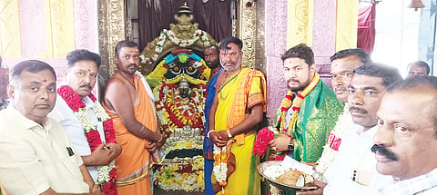 ಚಿಕ್ಕದೇವಮ್ಮ ಬೆಟ್ಟಕ್ಕೆ ದರ್ಶನ್ ಧ್ರುವನಾರಾಯಣಭೇಟಿ